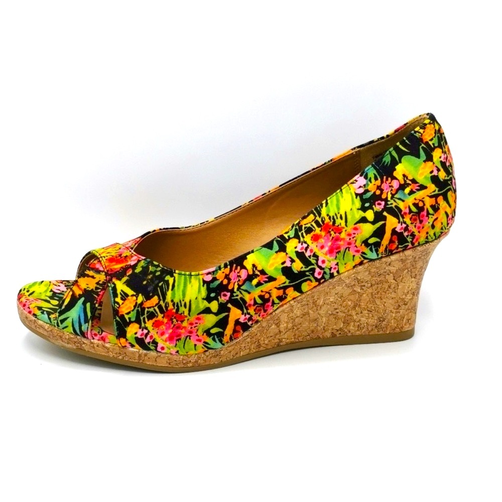 5/25$ ✨ Deflex Floral Wedge Pump 🌸